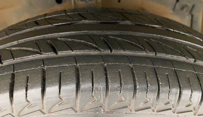 2013 Maruti Swift LXI, Petrol, Manual, 56,511 km, Right Front Tyre Tread
