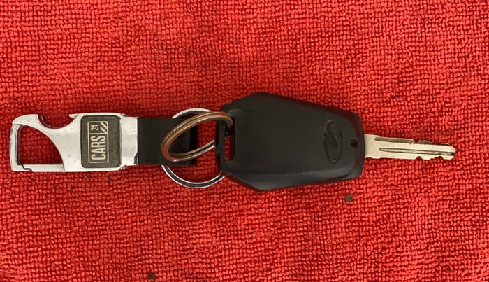 2016 Mahindra Kuv100 K4 PLUS 5 STR, Petrol, Manual, 34,936 km, Key Close Up