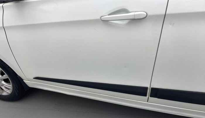 2018 Tata Tiago XZA PETROL, Petrol, Automatic, 67,341 km, Front passenger door - Minor scratches