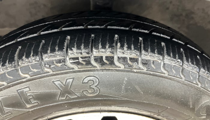 2015 Hyundai Eon ERA +, Petrol, Manual, 58,249 km, Left Front Tyre Tread