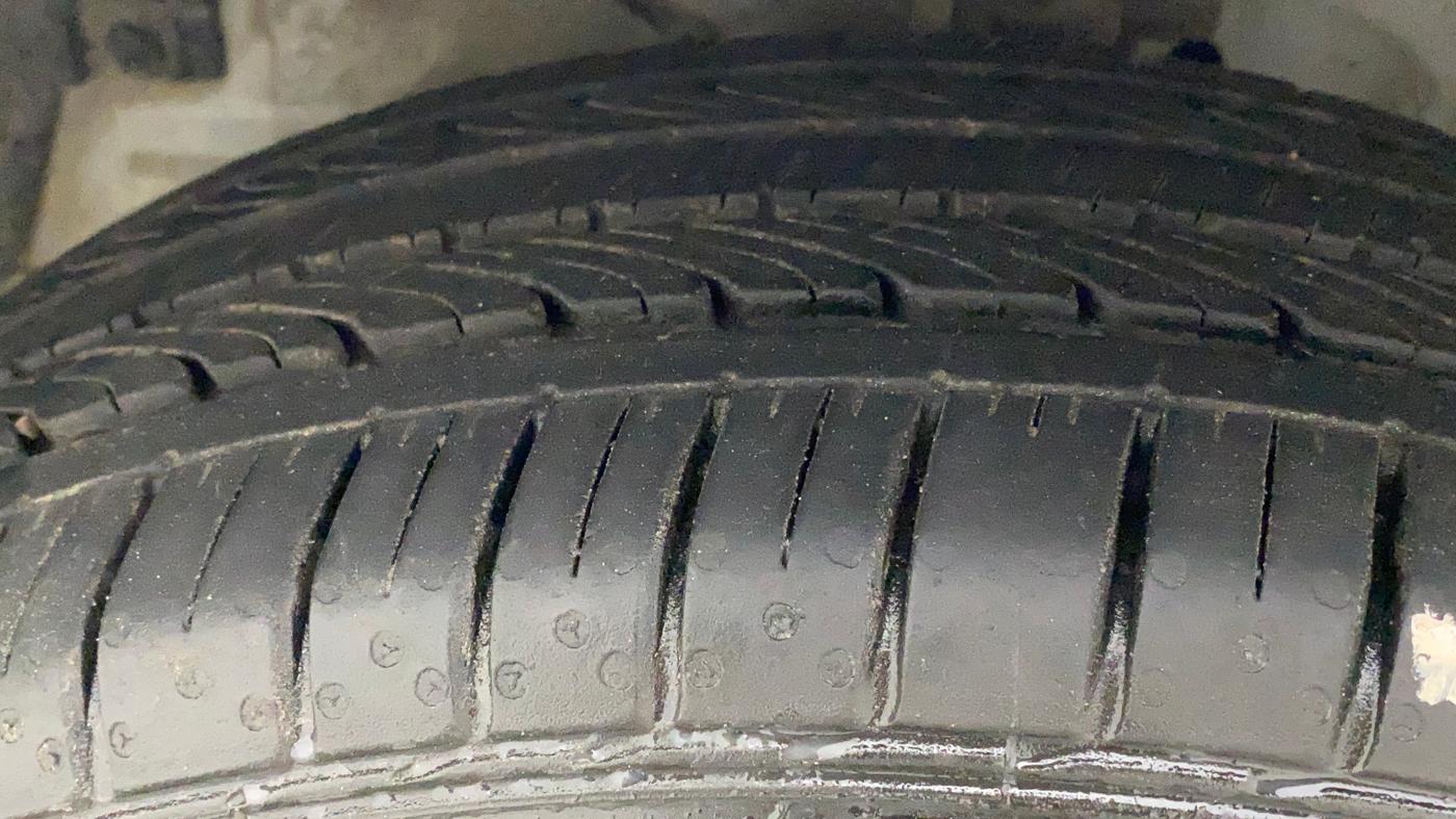 2018 Maruti Ciaz ALPHA  AT 1.5 SHVS PETROL, Petrol, Automatic, 79,816 km, Left Front Tyre Tread