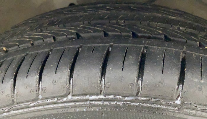 2018 Maruti Ciaz ALPHA  AT 1.5 SHVS PETROL, Petrol, Automatic, 79,816 km, Right Front Tyre Tread