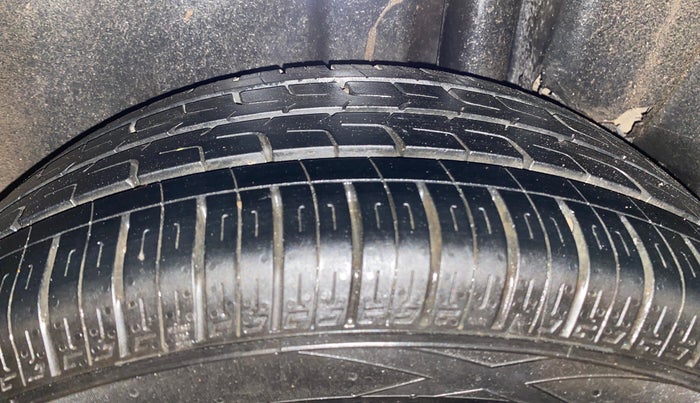 2015 Maruti Ciaz ZDI+ SHVS, Diesel, Manual, 71,836 km, Left Rear Tyre Tread