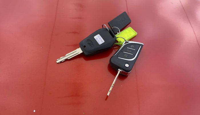 2016 Mahindra Kuv100 K6 PLUS 5 STR, Petrol, Manual, 54,087 km, Key Close Up