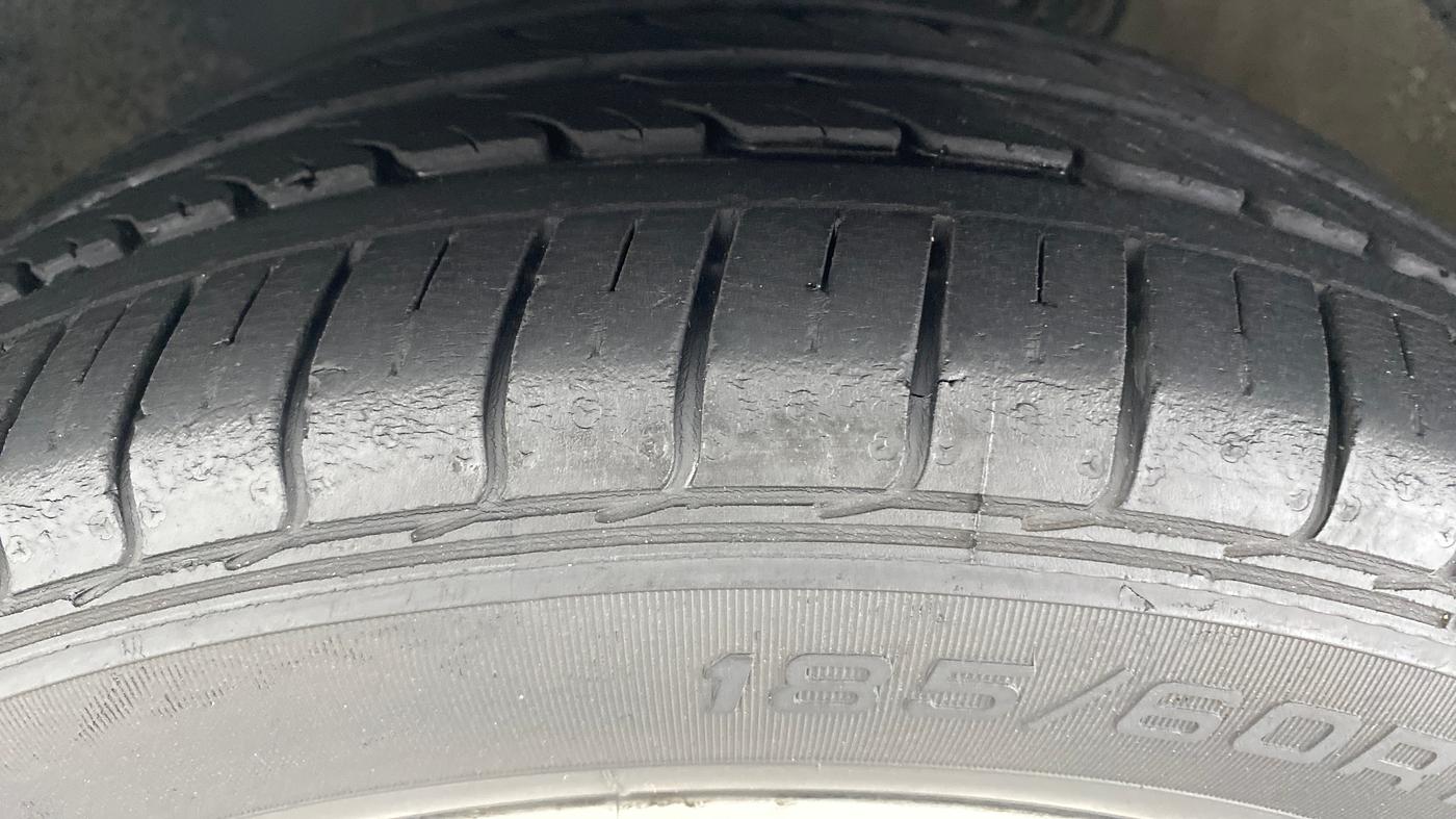2012 Volkswagen Vento HIGHLINE DIESEL, Diesel, Manual, 54,121 km, Left Front Tyre Tread