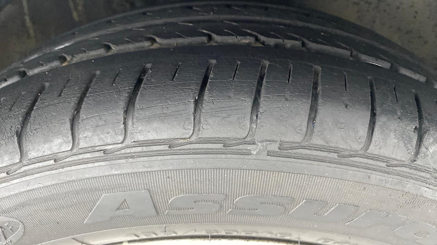 2012 Volkswagen Vento HIGHLINE DIESEL, Diesel, Manual, 54,121 km, Right Front Tyre Tread