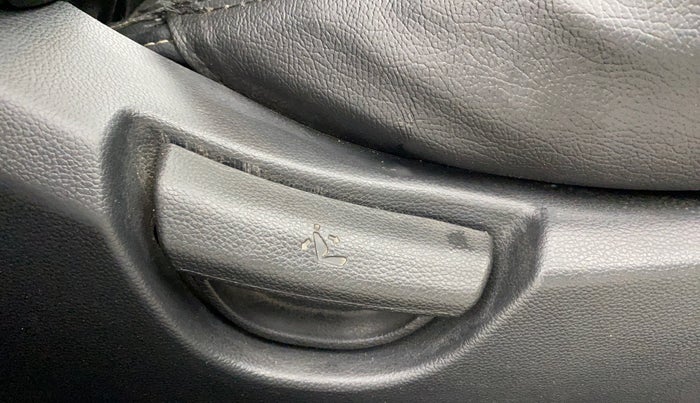 2016 Hyundai Grand i10 MAGNA 1.2 KAPPA VTVT, Petrol, Manual, 1,00,598 km, Driver Side Adjustment Panel