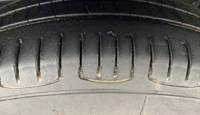 2016 Hyundai Grand i10 MAGNA 1.2 KAPPA VTVT, Petrol, Manual, 1,00,598 km, Right Front Tyre Tread