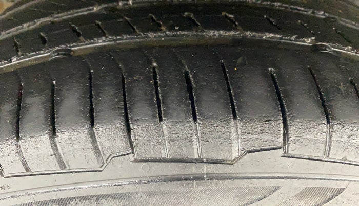 2016 Hyundai Grand i10 MAGNA 1.2 KAPPA VTVT, Petrol, Manual, 1,00,598 km, Right Rear Tyre Tread