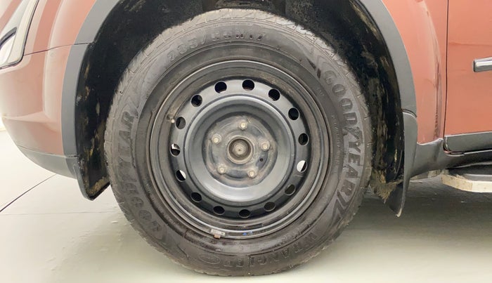 2018 Mahindra XUV500 W7, Diesel, Manual, 94,212 km, Left Front Wheel