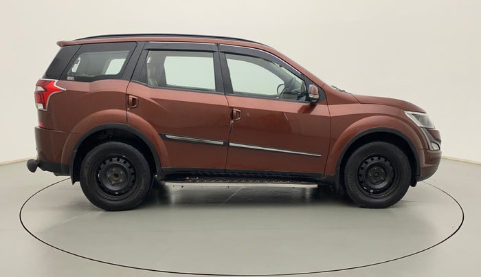 2018 Mahindra XUV500 W7, Diesel, Manual, 94,212 km, Right Side View