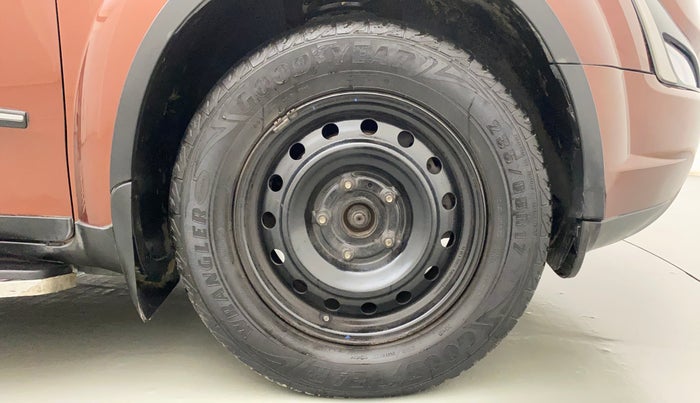 2018 Mahindra XUV500 W7, Diesel, Manual, 94,212 km, Right Front Wheel