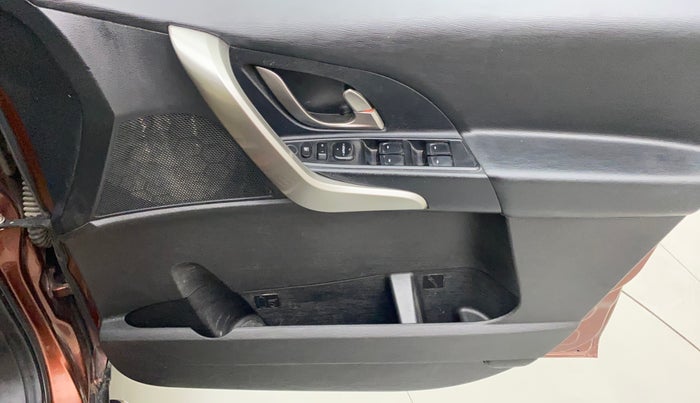 2018 Mahindra XUV500 W7, Diesel, Manual, 94,212 km, Driver Side Door Panels Control