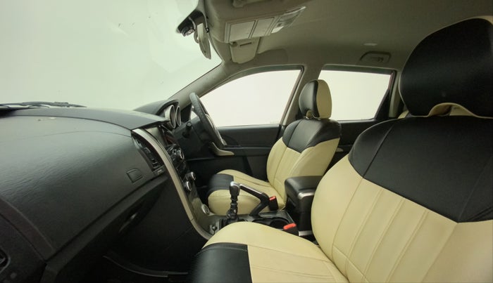 2018 Mahindra XUV500 W7, Diesel, Manual, 94,212 km, Right Side Front Door Cabin