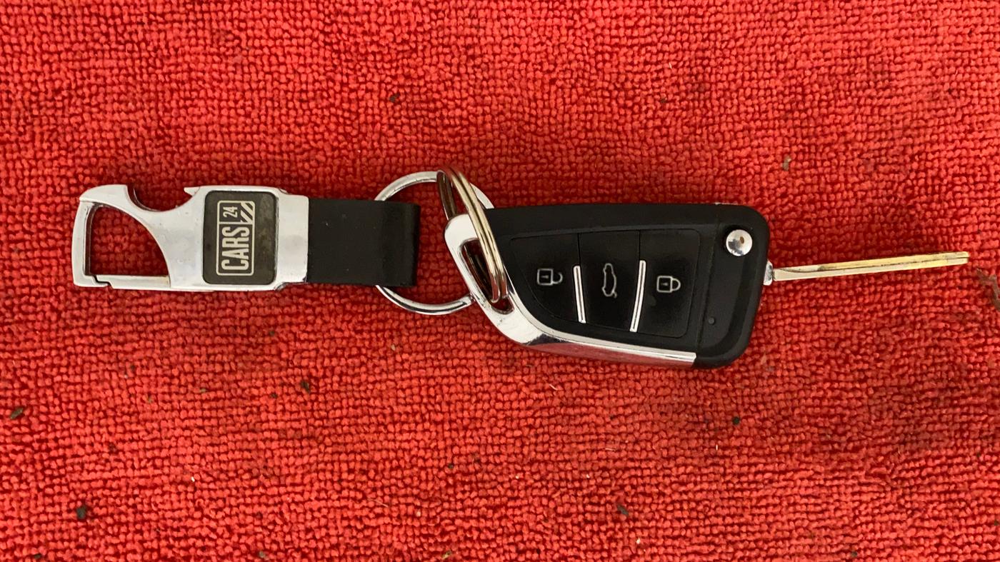 2016 Mahindra XUV500 W10 AT, Diesel, Automatic, 49,894 km, Key Close Up