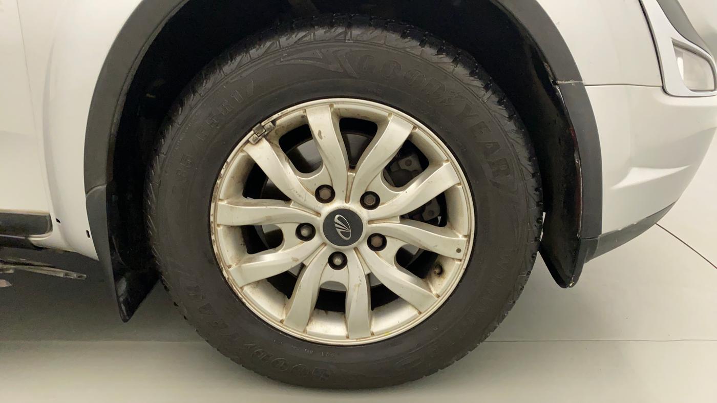 2016 Mahindra XUV500 W10 AT, Diesel, Automatic, 49,894 km, Right Front Wheel
