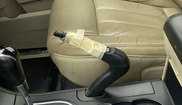 2016 Mahindra XUV500 W10 AT, Diesel, Automatic, 49,894 km, Gear lever - Hand brake lever cover torn