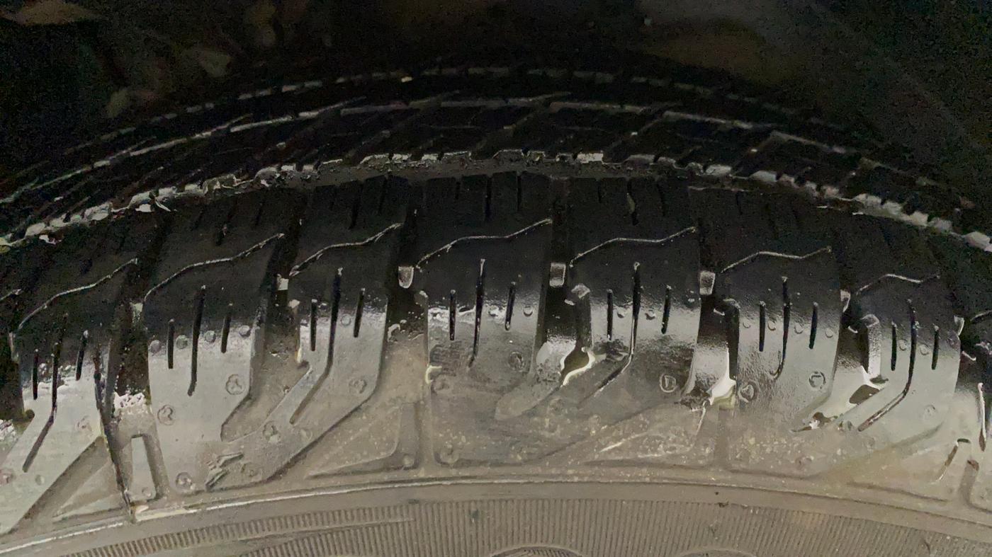 2016 Mahindra XUV500 W10 AT, Diesel, Automatic, 49,894 km, Left Front Tyre Tread