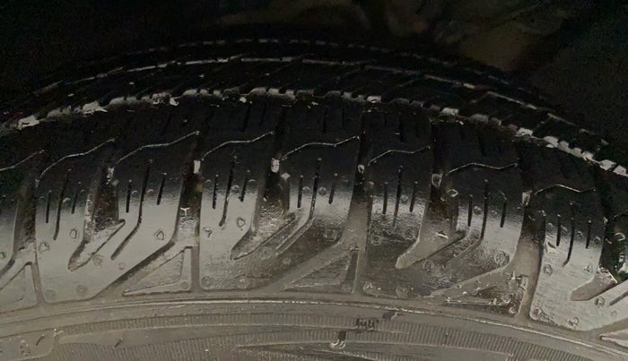 2016 Mahindra XUV500 W10 AT, Diesel, Automatic, 49,894 km, Right Rear Tyre Tread