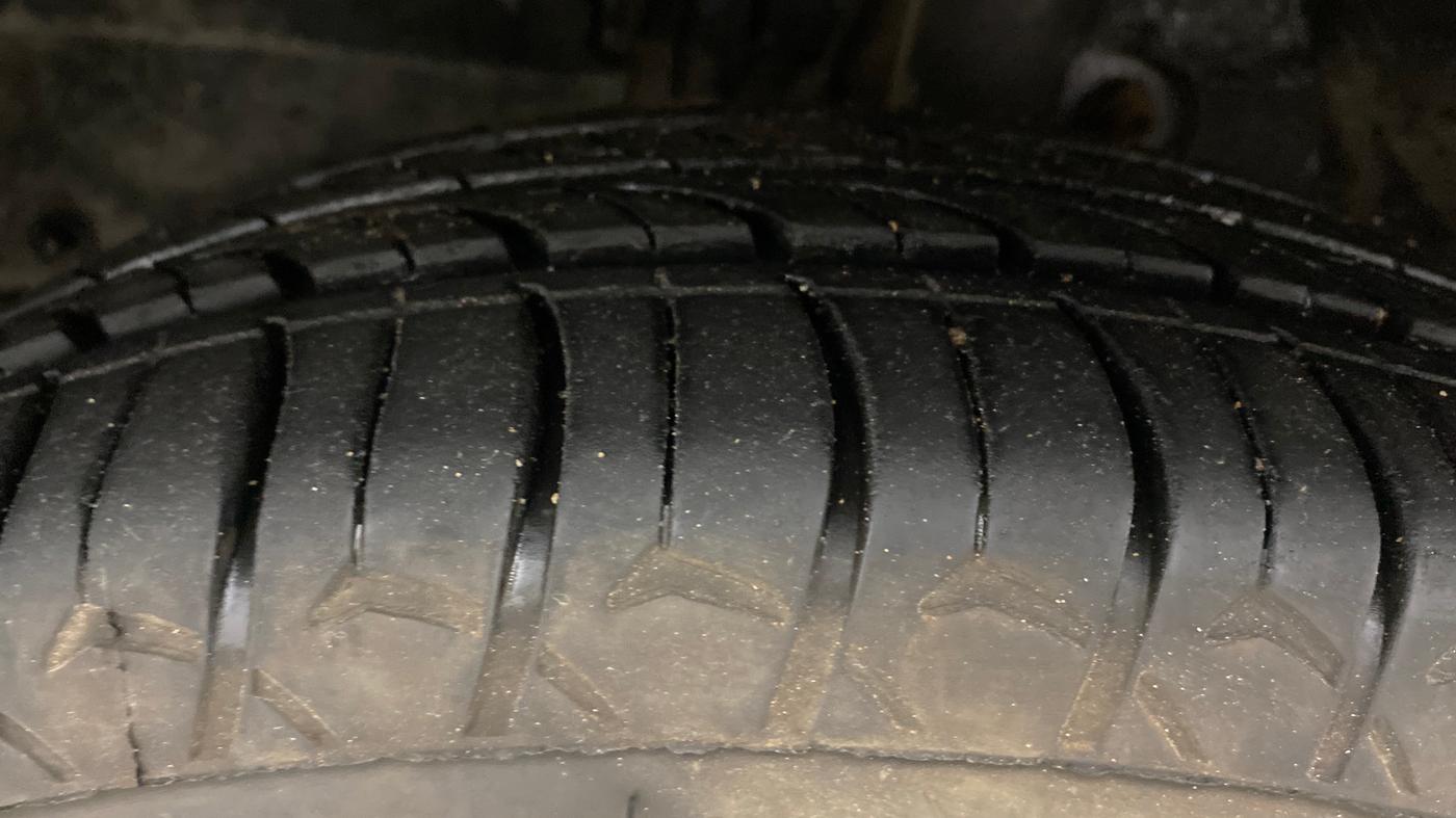 2016 Mahindra Kuv100 K8 D 6 STR, Diesel, Manual, 52,727 km, Left Front Tyre Tread