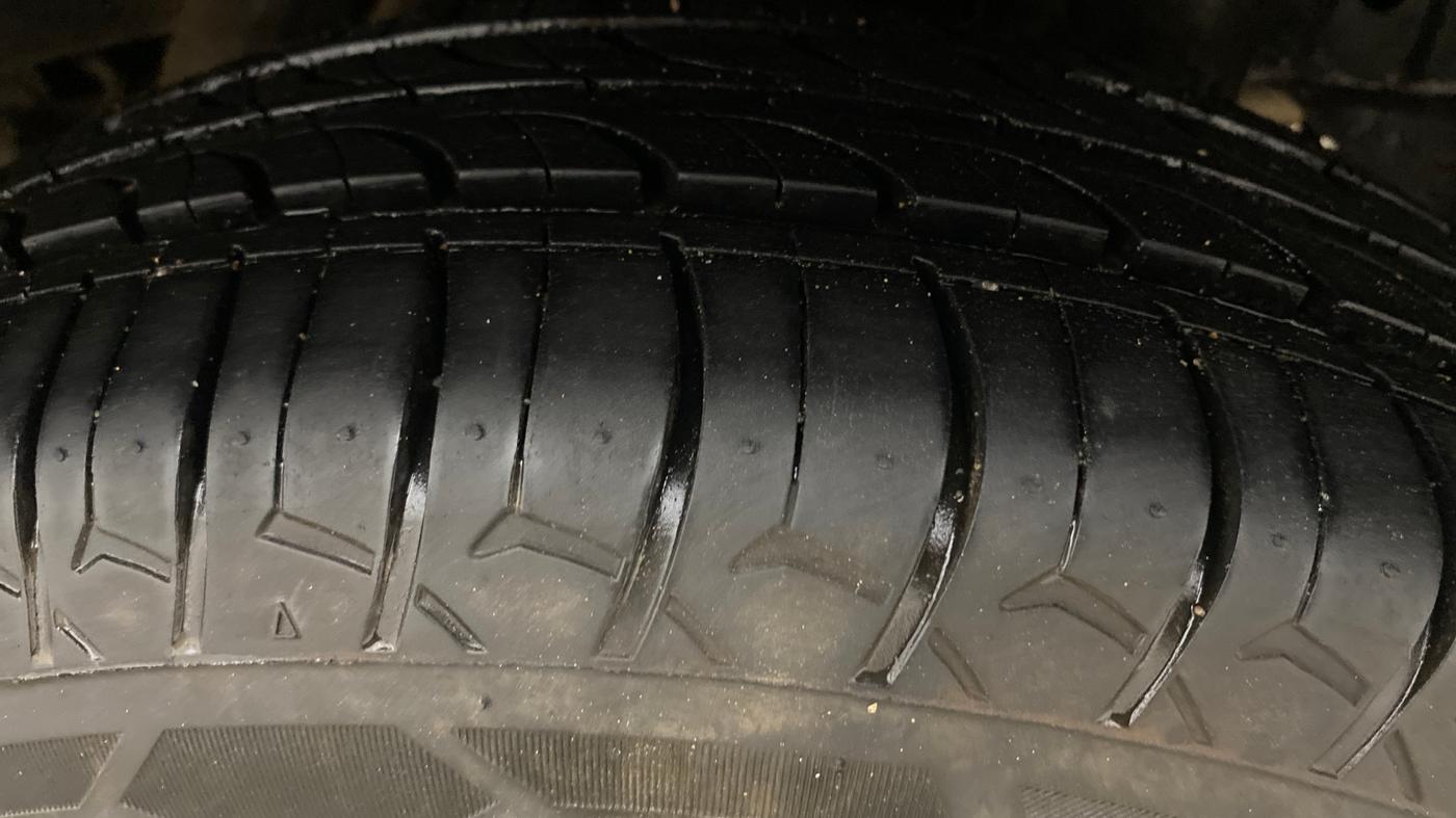 2016 Mahindra Kuv100 K8 D 6 STR, Diesel, Manual, 52,727 km, Left Rear Tyre Tread