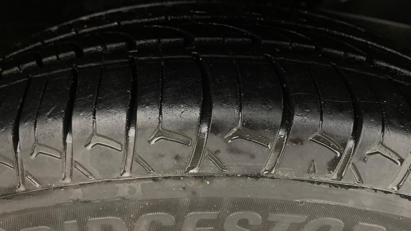 2016 Mahindra Kuv100 K8 D 6 STR, Diesel, Manual, 52,727 km, Right Front Tyre Tread