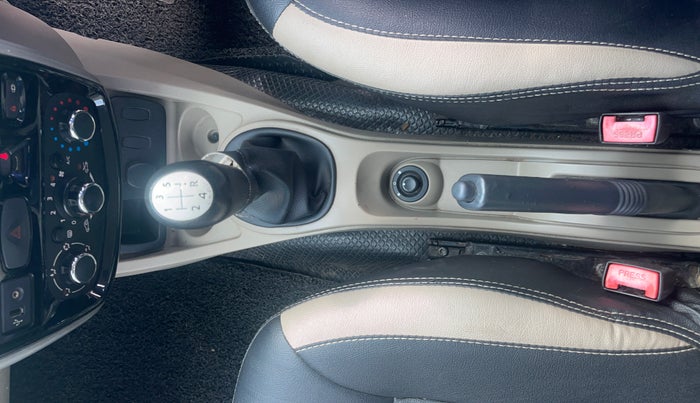 2015 Nissan Terrano XL D PLUS, Diesel, Manual, 1,07,493 km, Gear Lever