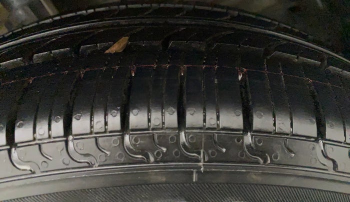 2016 Maruti Ertiga VXI CNG, CNG, Manual, 81,752 km, Left Front Tyre Tread