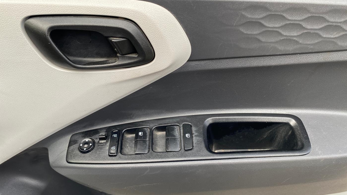 2024 Hyundai GRAND I10 NIOS MAGNA 1.2 KAPPA VTVT, Petrol, Manual, 27,083 km, Driver Side Door Panels Control