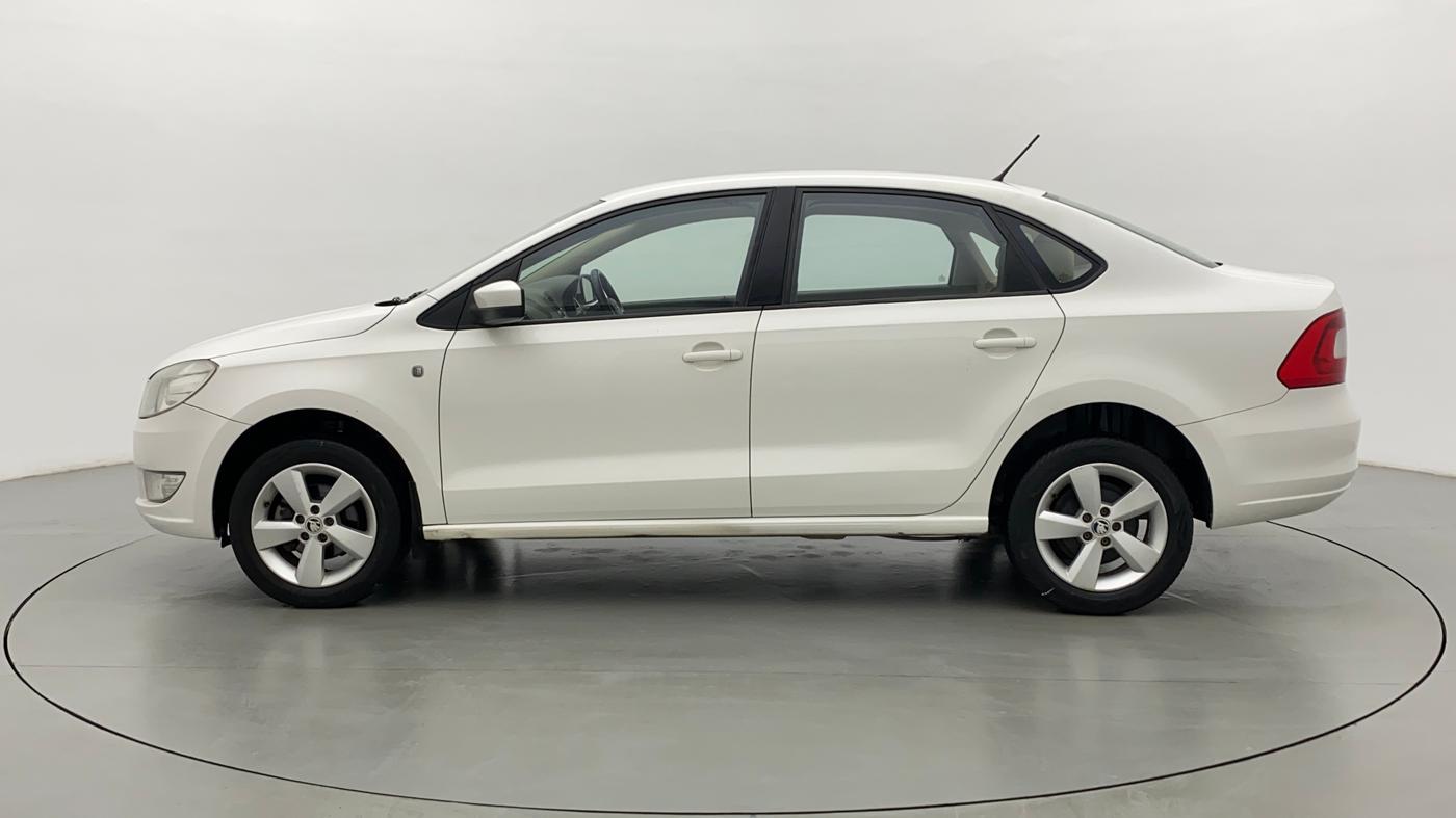 2015 Skoda Rapid ELEGANCE 1.6 MPFI AT, Petrol, Automatic, 30,141 km, Left Side