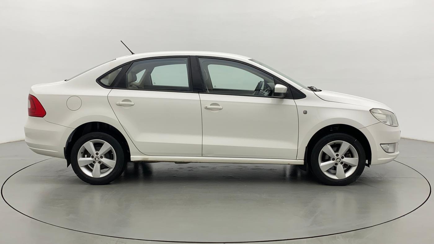 2015 Skoda Rapid ELEGANCE 1.6 MPFI AT, Petrol, Automatic, 30,141 km, Right Side View