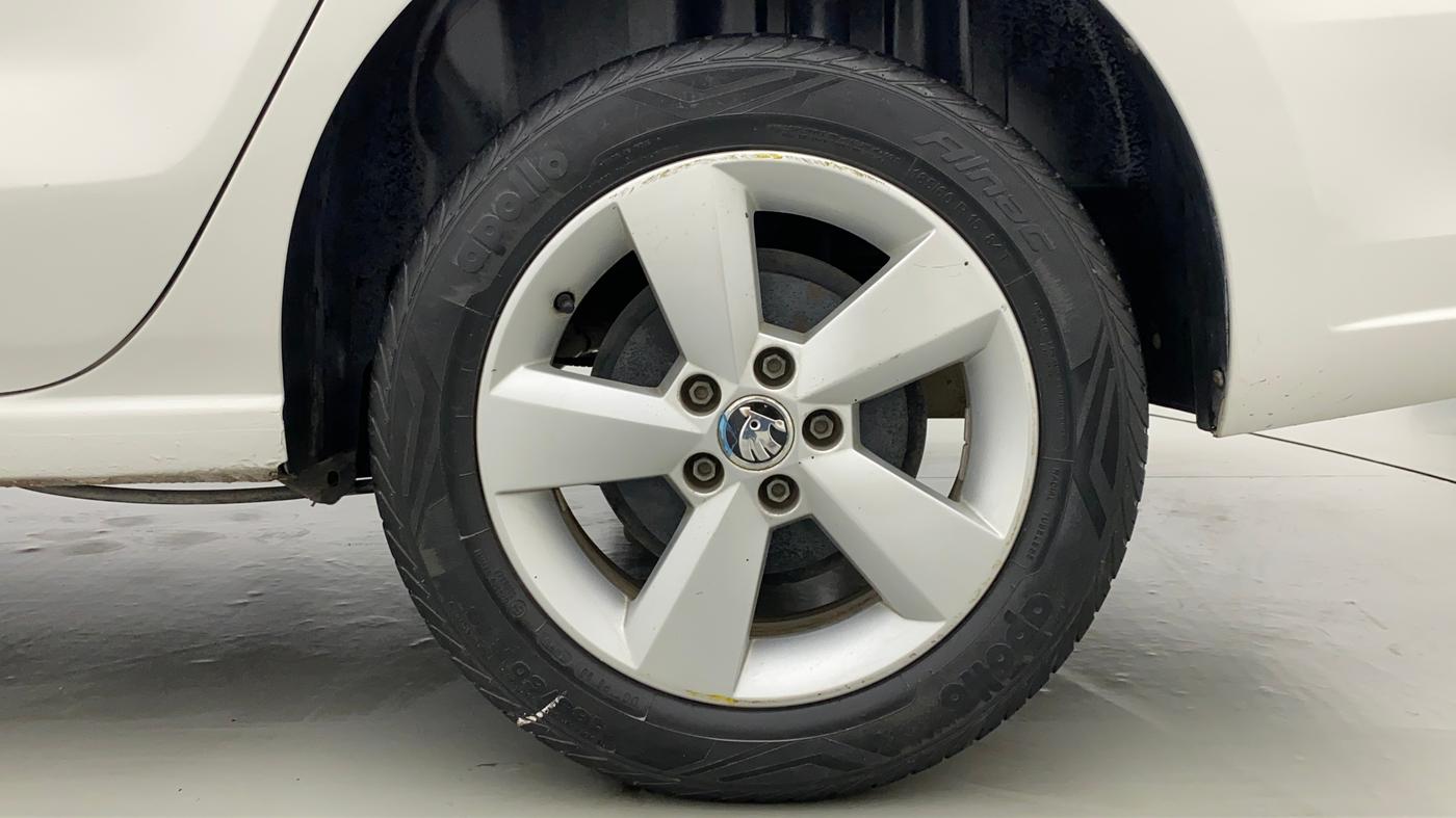 2015 Skoda Rapid ELEGANCE 1.6 MPFI AT, Petrol, Automatic, 30,141 km, Left Rear Wheel