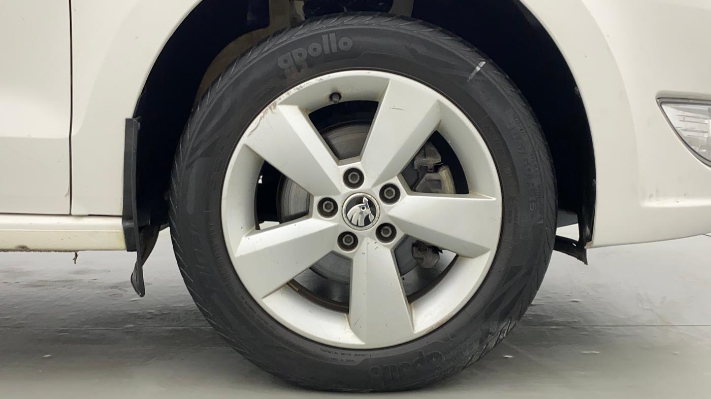 2015 Skoda Rapid ELEGANCE 1.6 MPFI AT, Petrol, Automatic, 30,141 km, Right Front Wheel