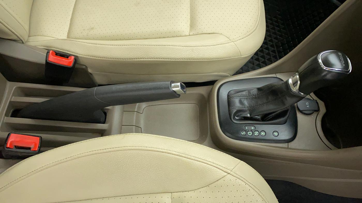 2015 Skoda Rapid ELEGANCE 1.6 MPFI AT, Petrol, Automatic, 30,141 km, Gear Lever