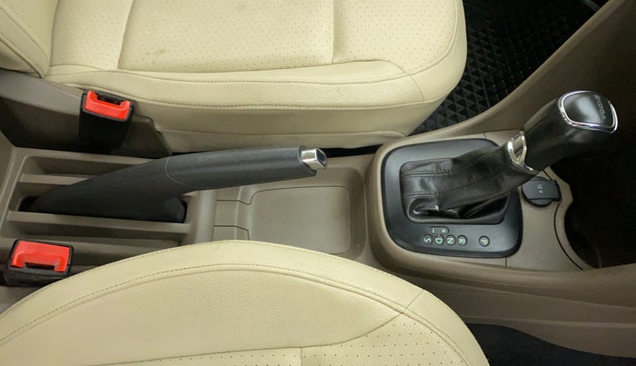 2015 Skoda Rapid ELEGANCE 1.6 MPFI AT, Petrol, Automatic, 30,141 km, Gear Lever