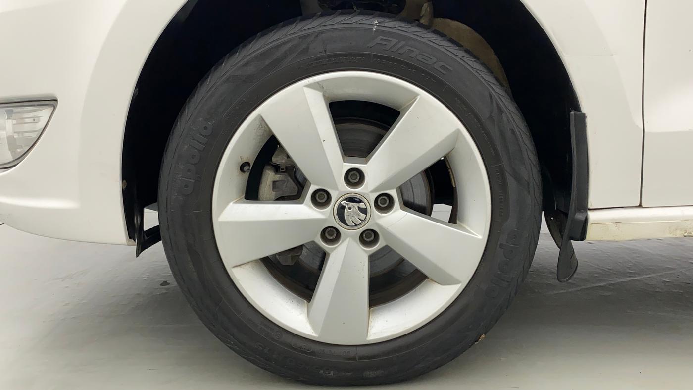 2015 Skoda Rapid ELEGANCE 1.6 MPFI AT, Petrol, Automatic, 30,141 km, Left Front Wheel