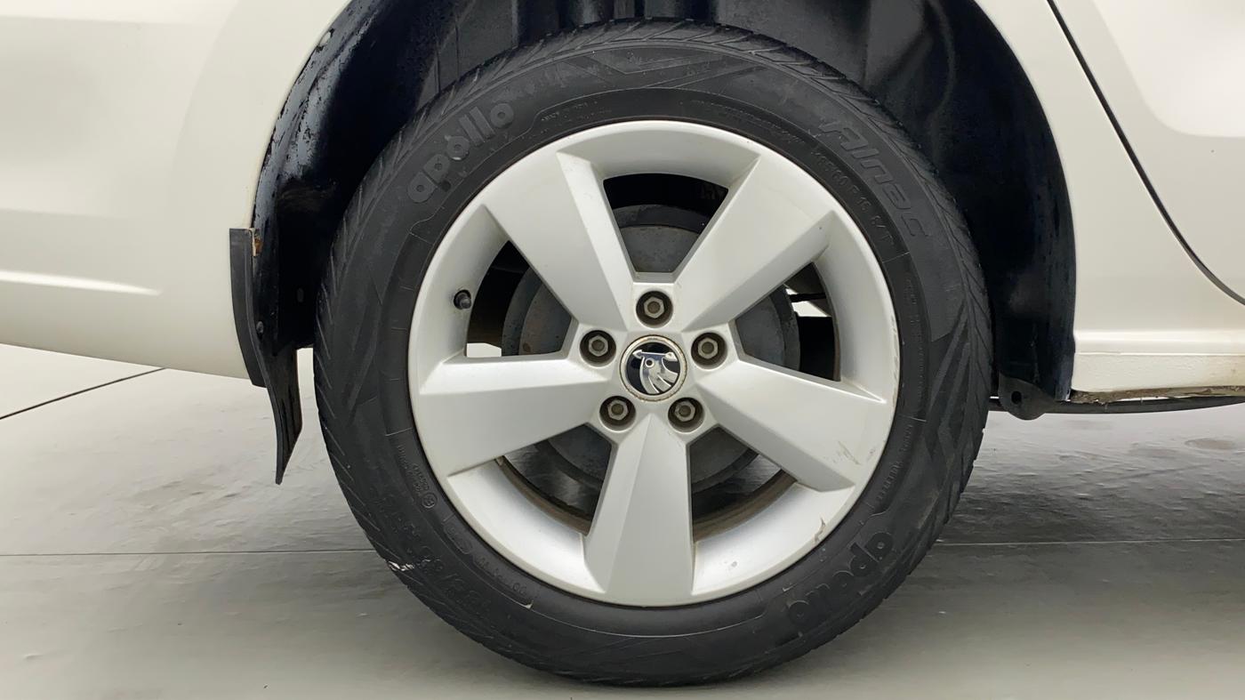 2015 Skoda Rapid ELEGANCE 1.6 MPFI AT, Petrol, Automatic, 30,141 km, Right Rear Wheel