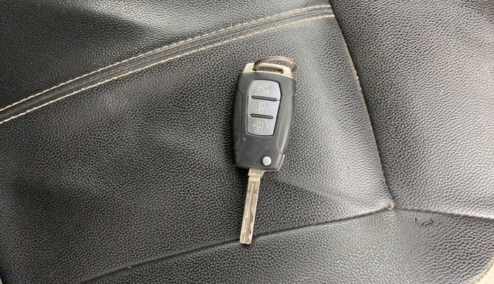 2019 Mahindra XUV300 W6 1.2 PETROL, Petrol, Manual, 1,37,766 km, Key Close Up