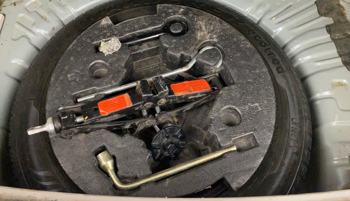 2019 Mahindra XUV300 W6 1.2 PETROL, Petrol, Manual, 1,37,766 km, Spare Tyre