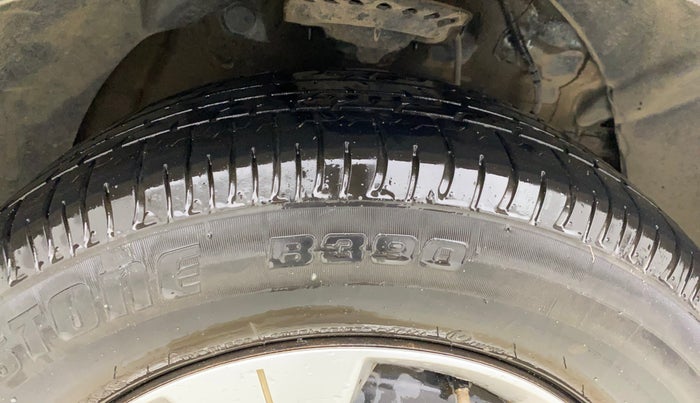 2019 Mahindra XUV300 W6 1.2 PETROL, Petrol, Manual, 1,37,766 km, Right Front Tyre Tread