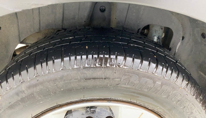 2019 Mahindra XUV300 W6 1.2 PETROL, Petrol, Manual, 1,37,766 km, Right Rear Tyre Tread