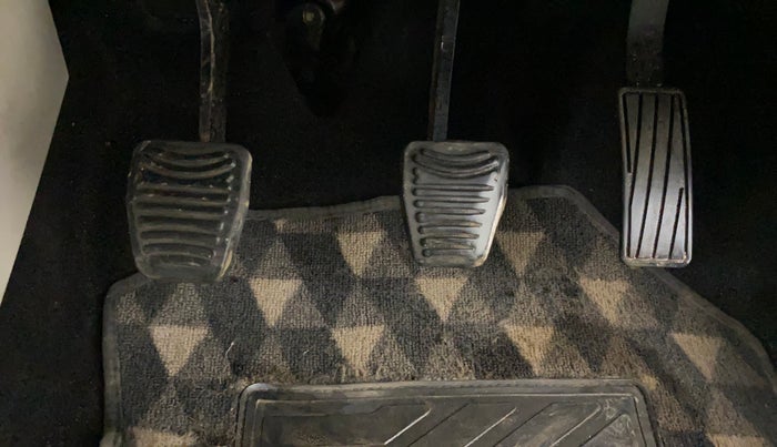 2019 Mahindra XUV300 W6 1.2 PETROL, Petrol, Manual, 1,37,766 km, Pedals