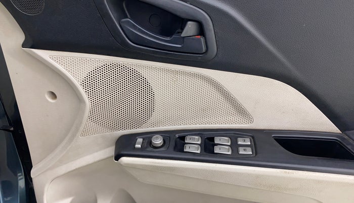 2019 Mahindra XUV300 W6 1.2 PETROL, Petrol, Manual, 1,37,766 km, Driver Side Door Panels Control