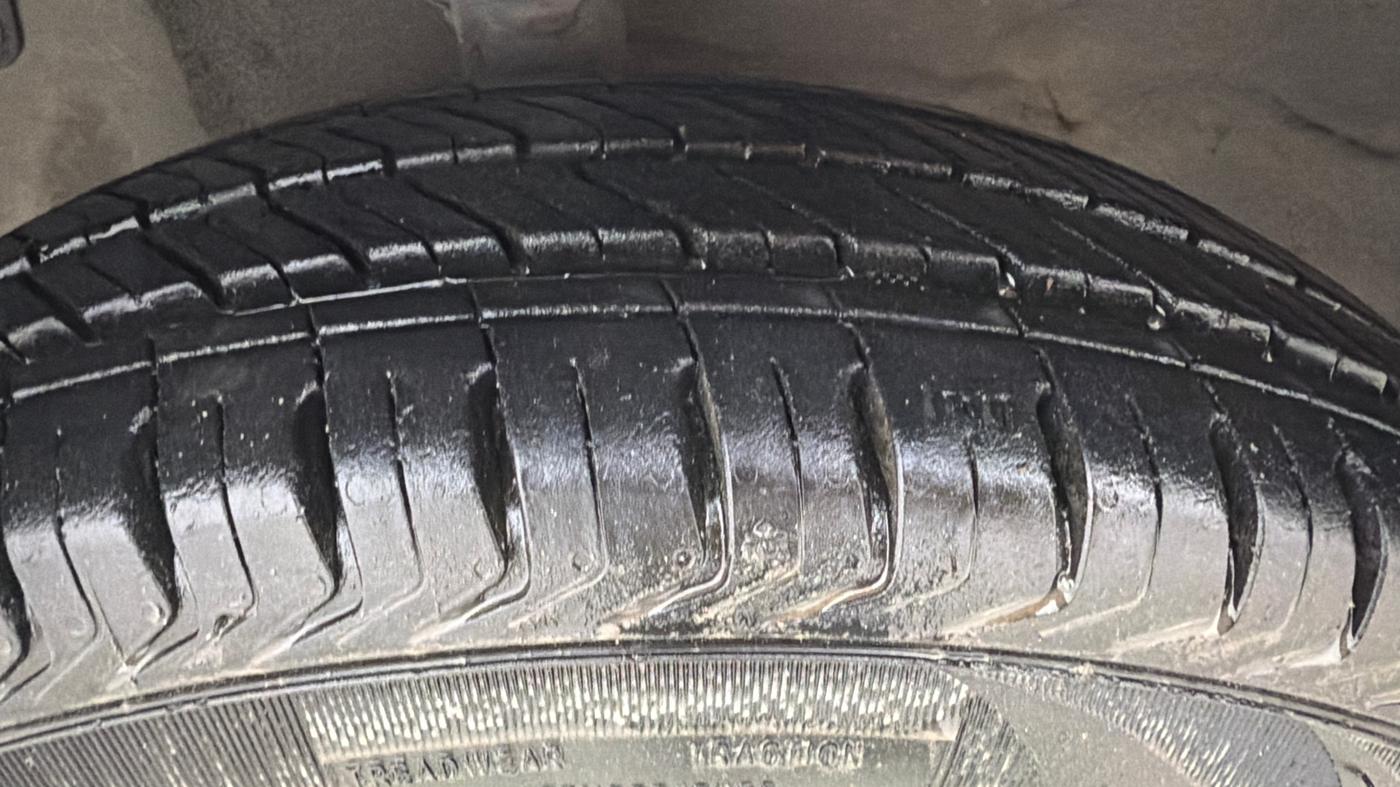 2016 Hyundai Eon ERA +, Petrol, Manual, 45,397 km, Left Front Tyre Tread
