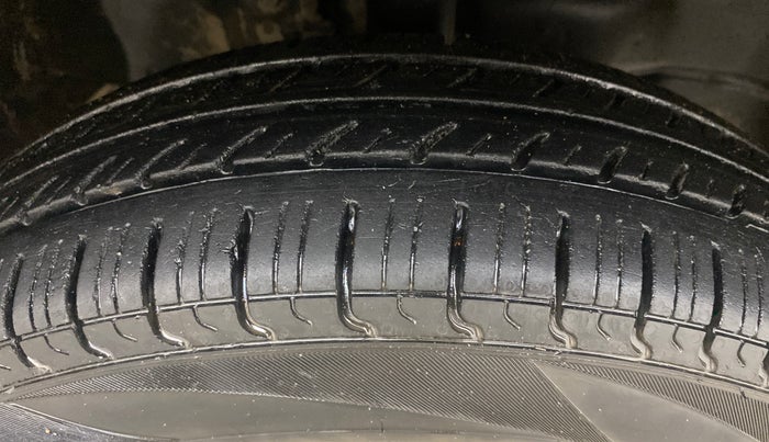 2013 Maruti Wagon R 1.0 LXI CNG, CNG, Manual, 77,933 km, Right Front Tyre Tread