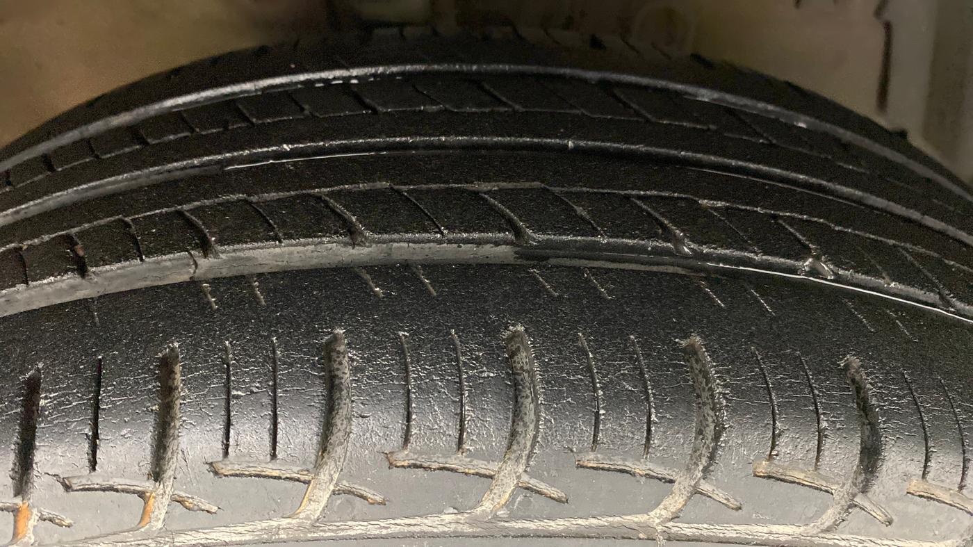 2016 Maruti Swift Dzire ZXI, Petrol, Manual, 71,629 km, Right Front Tyre Tread