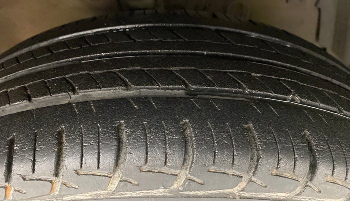 2016 Maruti Swift Dzire ZXI, Petrol, Manual, 71,629 km, Right Front Tyre Tread