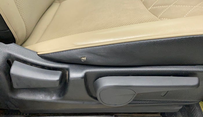 2018 Mahindra TUV300 T10 MT, Diesel, Manual, 1,19,191 km, Driver Side Adjustment Panel