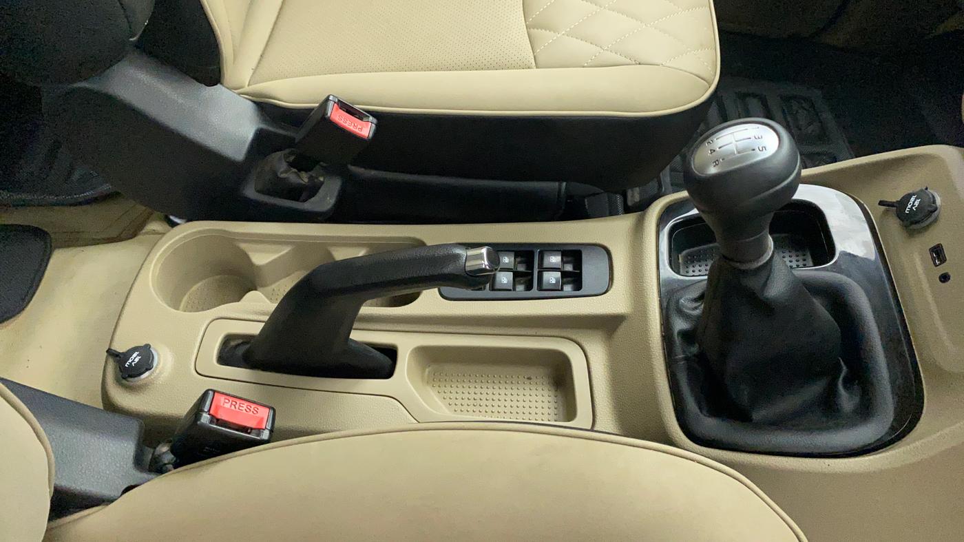 2018 Mahindra TUV300 T10 MT, Diesel, Manual, 1,19,191 km, Gear Lever