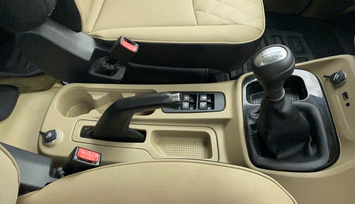 2018 Mahindra TUV300 T10 MT, Diesel, Manual, 1,19,191 km, Gear Lever